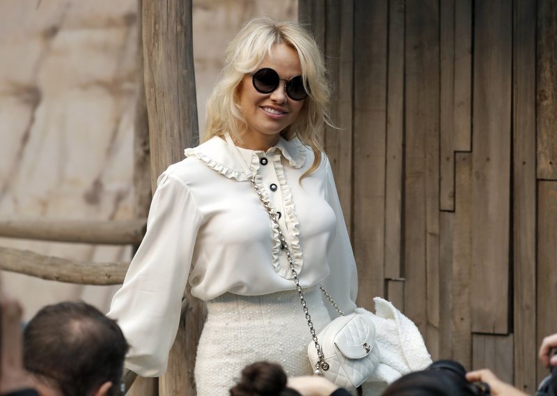 Pamela Anderson odbacila krpice: Nakon fotografije na kojoj ima tek zlatni lanac, objavila i novu