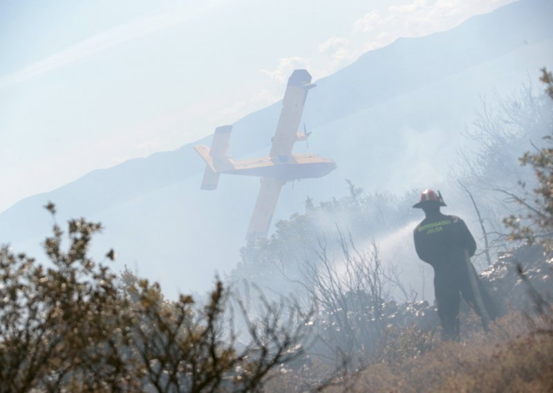Zaustavljeno širenje požara u Smokvici na Korčuli
