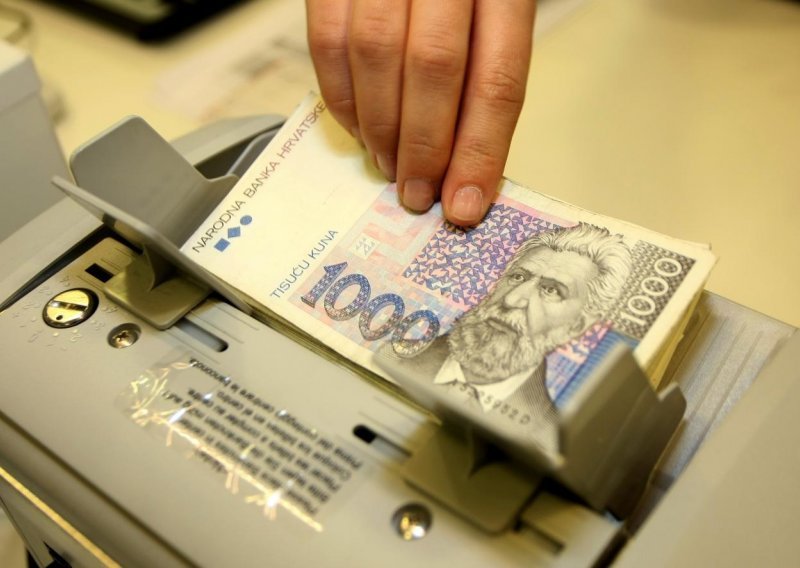 Tko u Hrvatskoj zaradi prosječnu plaću za pola mjeseca?