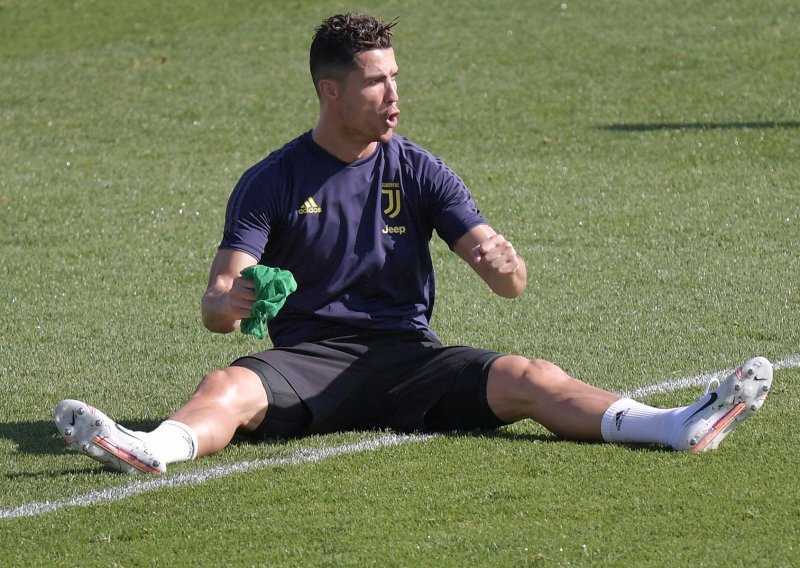 Cristiano Ronaldo zna kako dodatno privuči pozornost; sada je uz njega trenirala i zaručnica Georgina