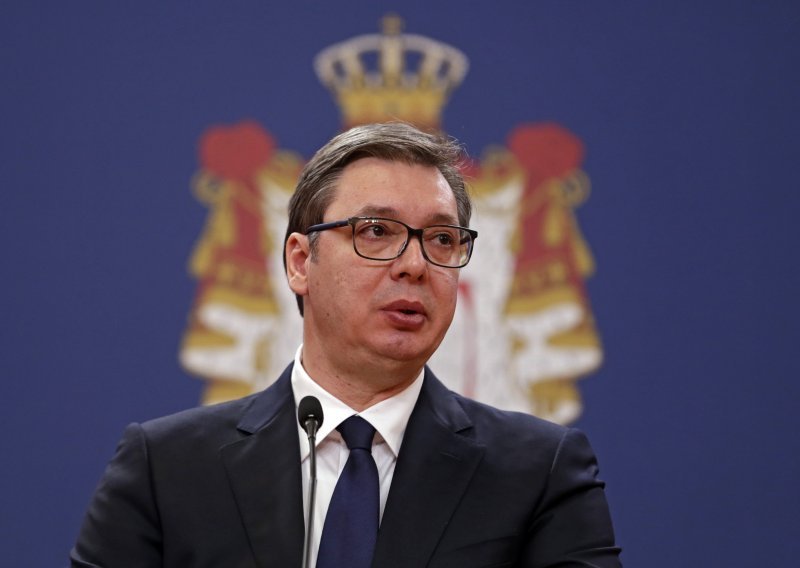 Srbija ublažava mjere, Vučić punoljetnim građanima daje sto eura