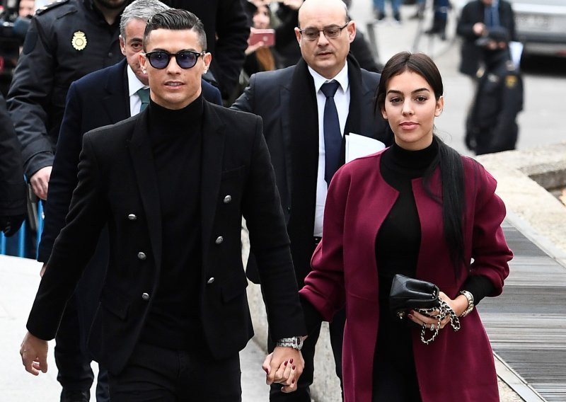 Ni kiša ih nije omela: Cristiano Ronaldo i njegova zgodna zaručnica pokazali kako izgleda njihov trening na otvorenom