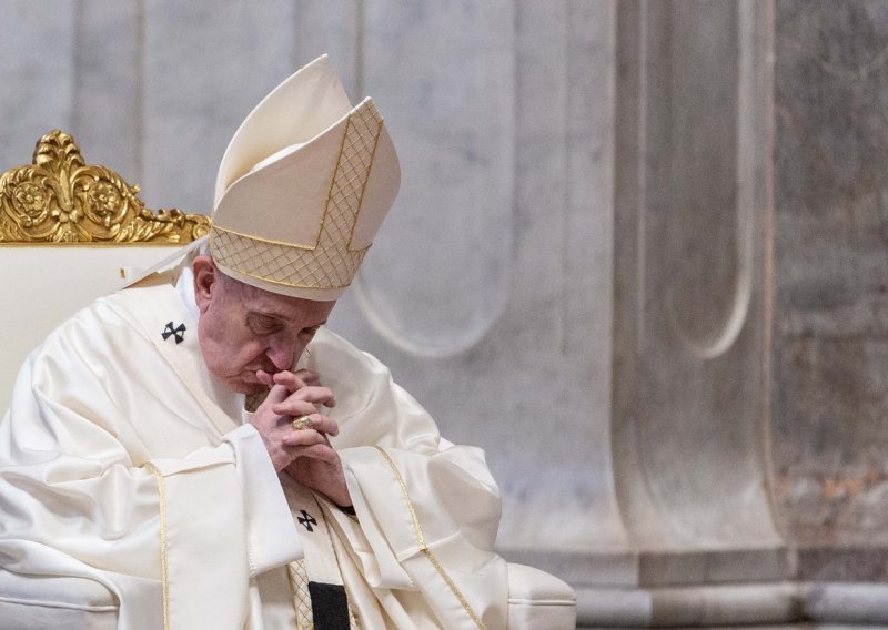 Papa Franjo: Umrlo je 60 svećenika koji su njegovali oboljele, oni su novi sveci isto kao i liječnici i medicinske sestre
