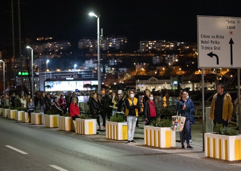 Stigla dojava da stiže koćarica pa Dubrovčani nahrupili po svježu ribu, rastjerivala ih policija; gradonačelnik ljut