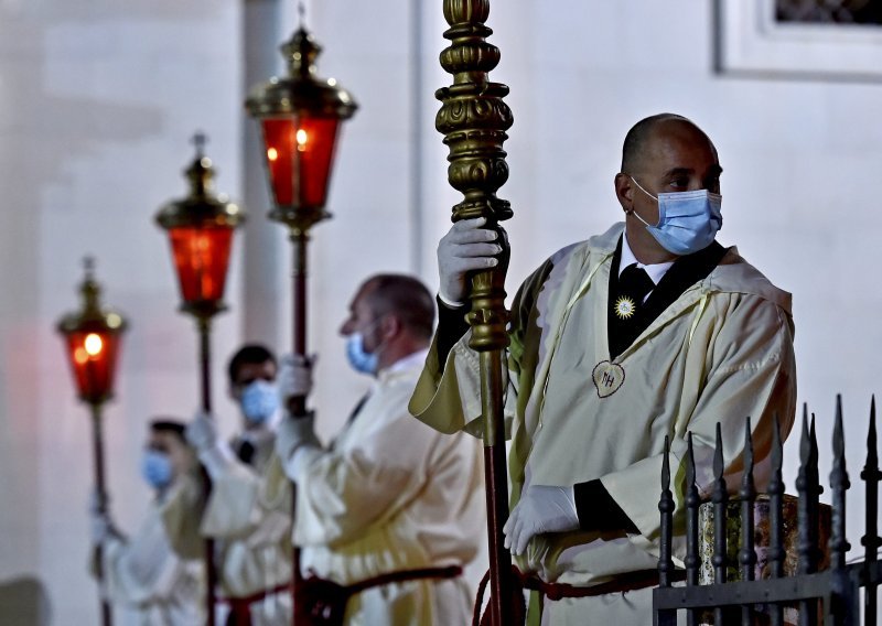 Procesija na Hvaru održana uz žestoke mjere opreza, pogledajte kako je to izgledalo