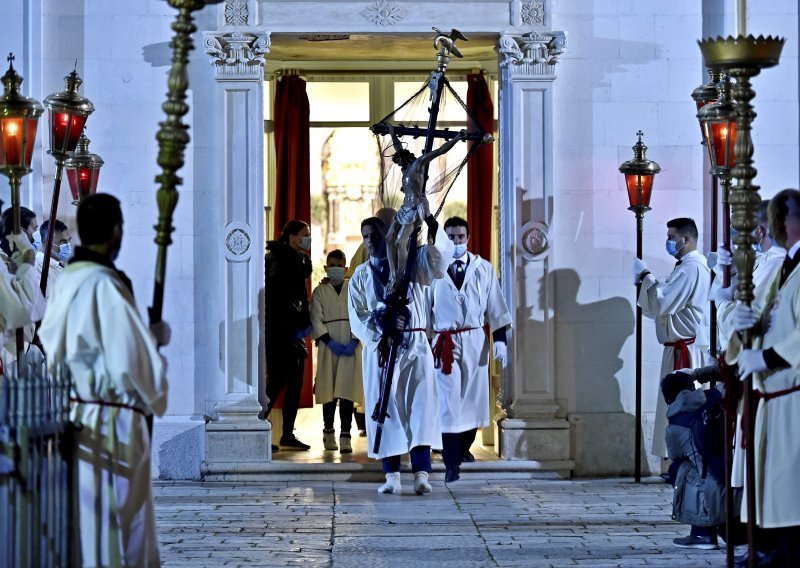 Hvarskoj procesiji virus nije mogao ništa. Ima dobru vezu