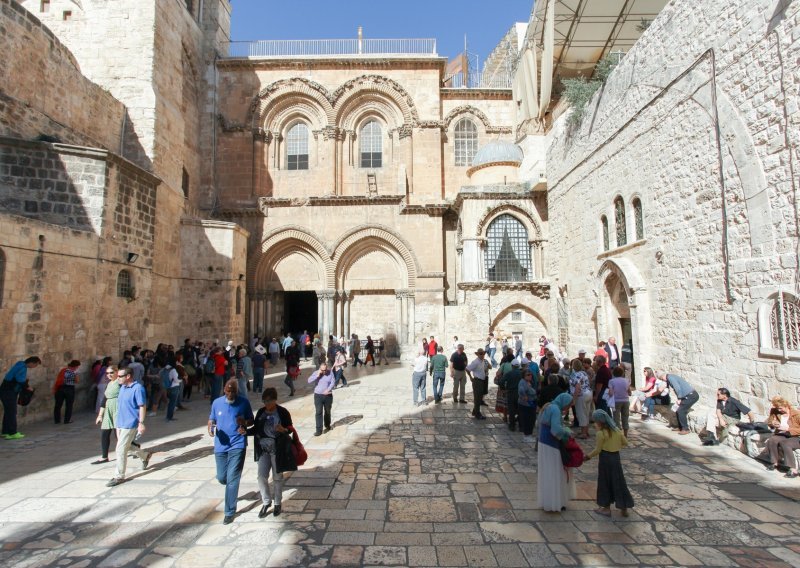 Na Veliki petak nadbiskup Jeruzalema pozvao na molitvu za one koji pate i umiru