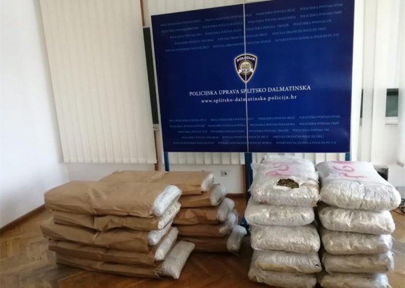 Policijski pas u kontroli prometa kod Makarske nanjušio 200 kilograma marihuane