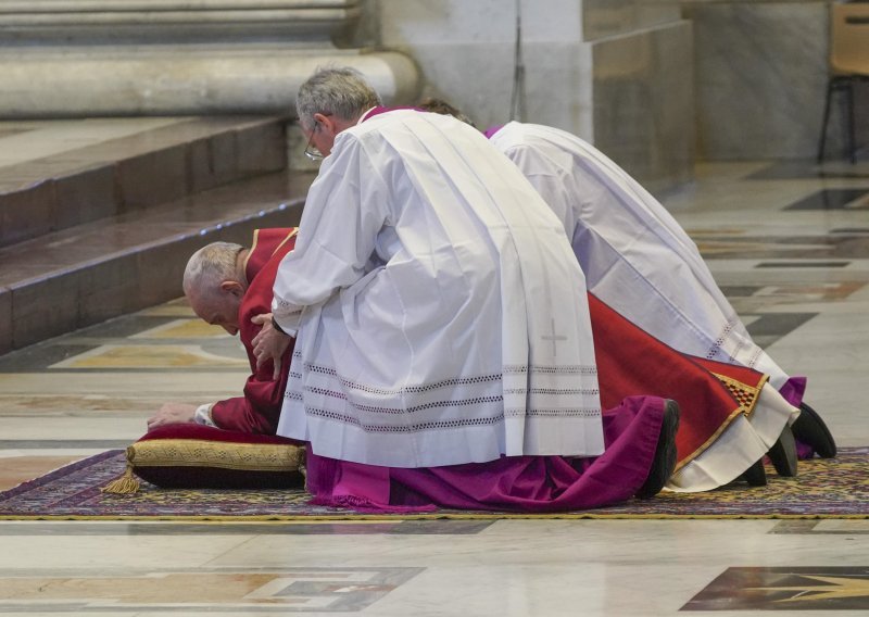 Pape su, kao nekim čudom, bili pošteđeni epidemija; umrla su samo dvojica