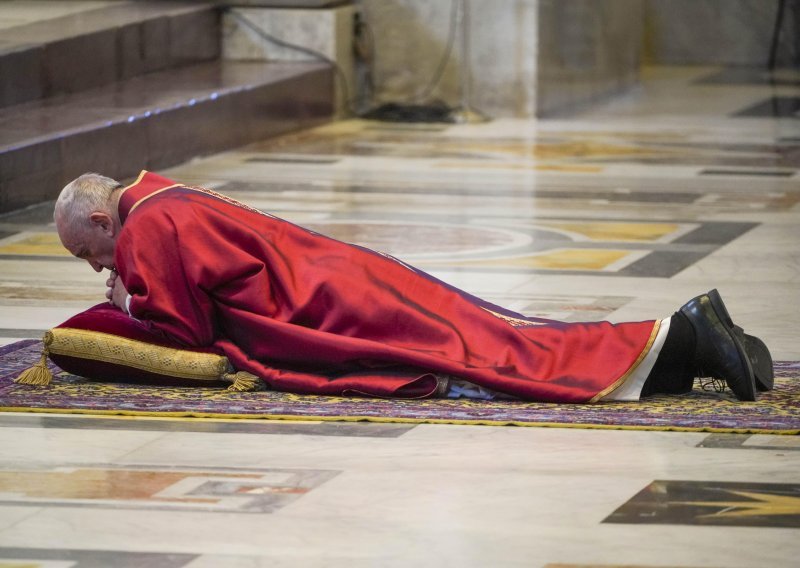 Papa Franjo na Veliki petak: Liječnici, medicinske i časne sestre te svećenici umrli su na bojištu poput vojnika