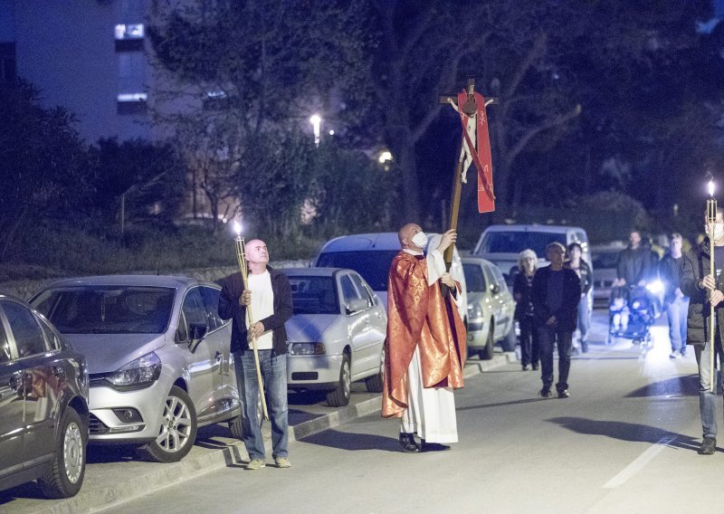 Ovako izgleda Veliki petak u doba korone: Župnik s Mertojaka udijelio blagoslov s balkona, biskup Uzinić u procesiji praznim Dubrovnikom