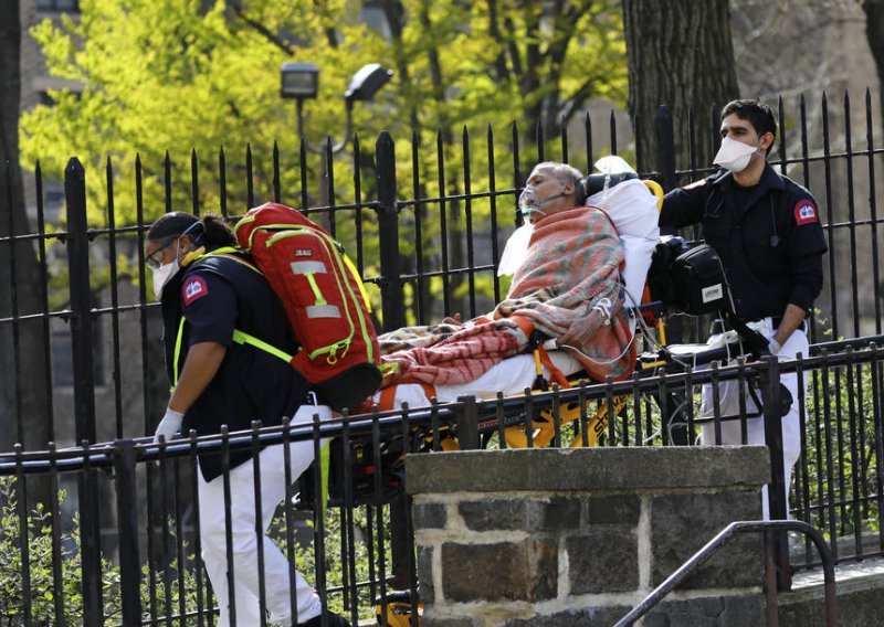 Njujorčani moraju pokrivati lice nakon što je broj umrlih prešao 30.000