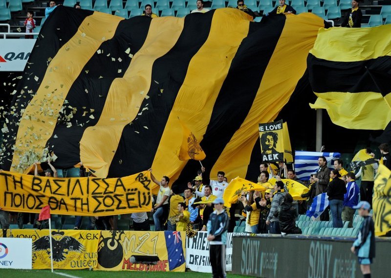 Fanatični navijač prekršio pravila karantene, AEK mu platio kaznu i još ga nagradio
