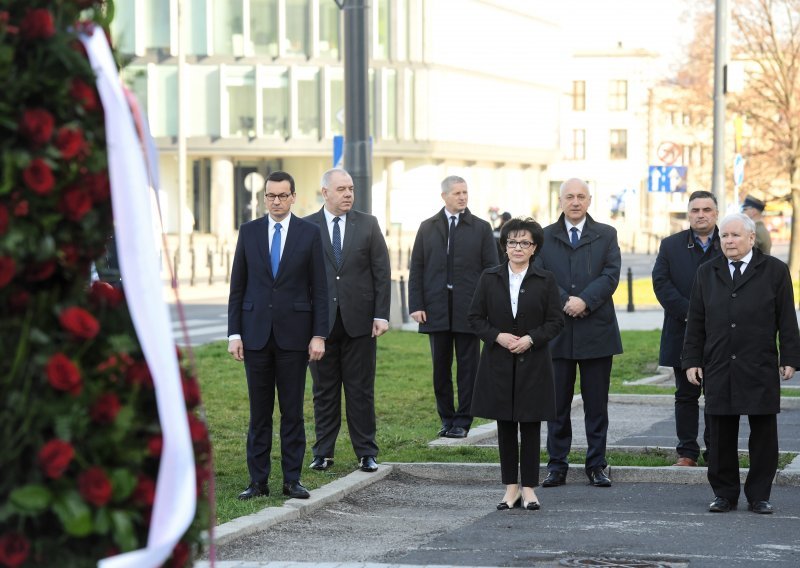 Poljski dužnosnici na meti kritika zbog nepoštivanja mjera: Nema razmaka od 2 metra; okupilo se više od 2 osobe...