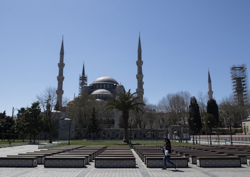 Policijski sat u Istanbulu; prazne ulice; Bospor tih