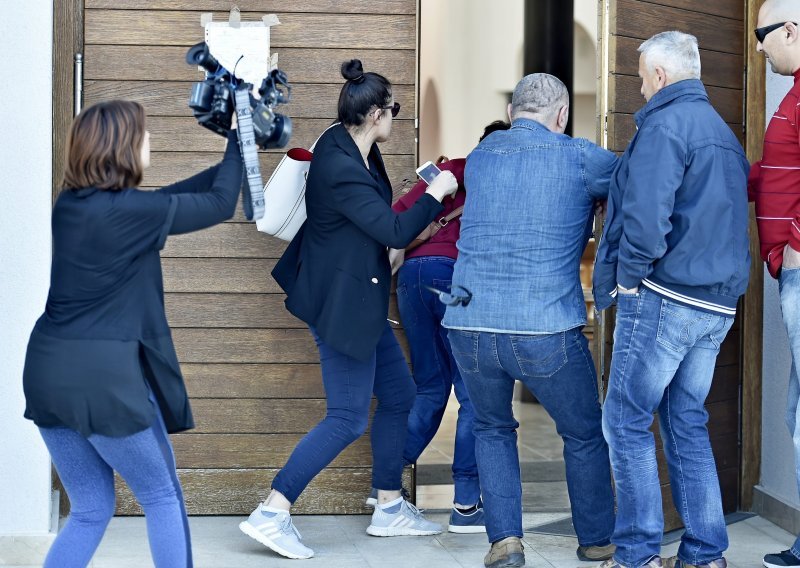 [VIDEO] Skandal: U crkvi u Splitu napadnuta novinarka, policija uhitila dvije osobe