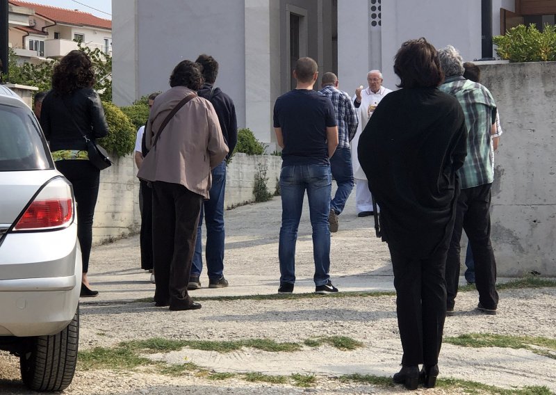 Unatoč zabrani okupljanja, kontroverzni splitski župnik i u ponedjeljak održao misu. Policija ga prekršajno prijavila zbog mise na Uskrs