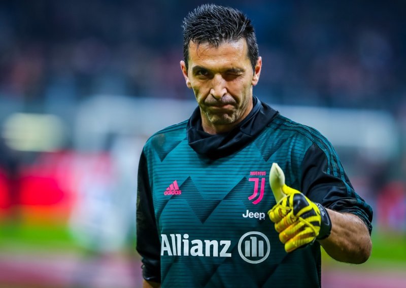 Gigi Buffon ne razmišlja o mirovini; legendarni golman ostaje u Juventusu kako bi srušio dva nevjerojatna rekorda