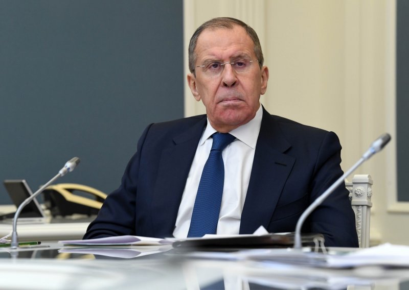 Lavrov: Rusija ne kani tražiti EU ukidanje sankcija