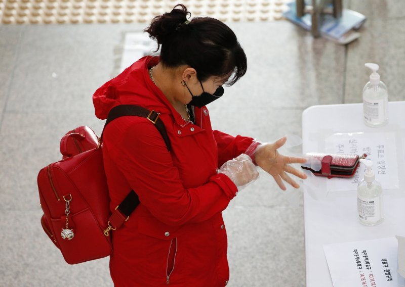Južna Koreja održava izbore; birališta dezinficirana; birači dolaze s plastičnim rukavicama i zaštitnim maskama