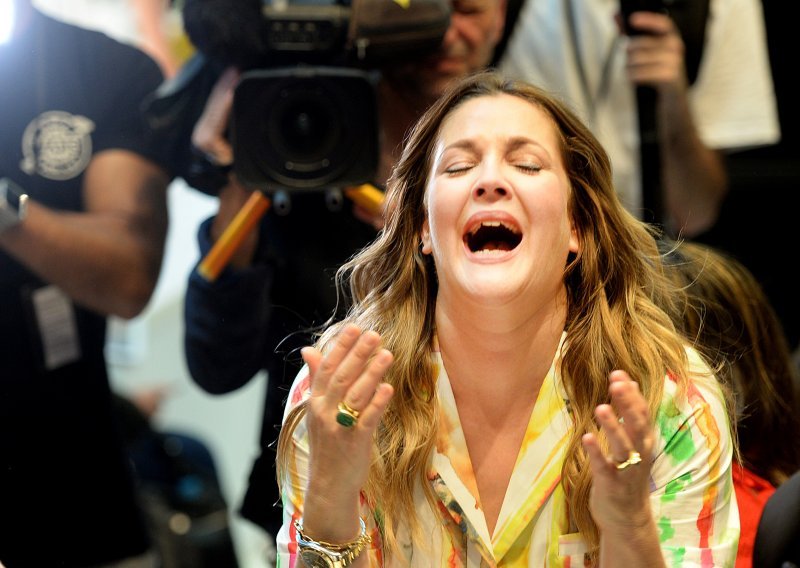 Drew Barrymore u suzama, a razlog je poznat milijunima roditelja diljem svijeta - škola na daljinu