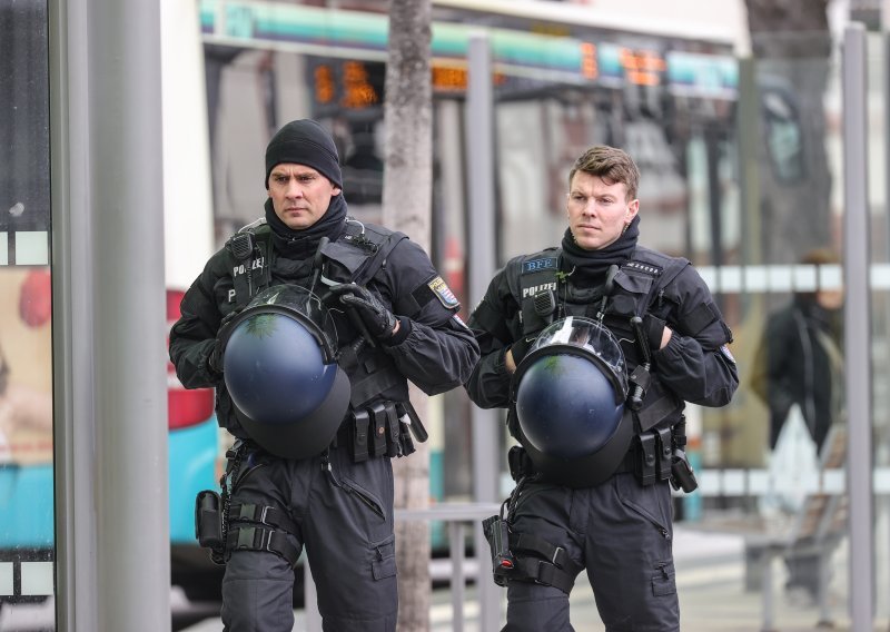 Kamenjem gađali policajce i razbijali izloge, nejasna pozadina nereda