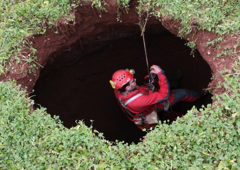 Speleolozi došli do dna 1431 metra duboke Lukine jame