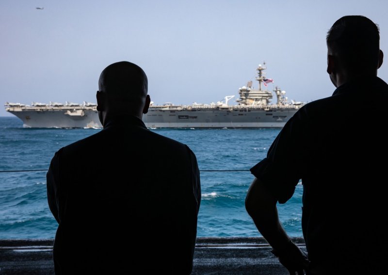 Bliski susret američkih i iranskih vojnih brodova u Perzijskom zaljevu