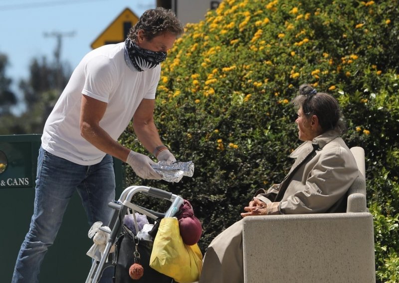 Suprug Cindy Crawford snimljen na ulicama Malibua kako pomaže beskućnicima