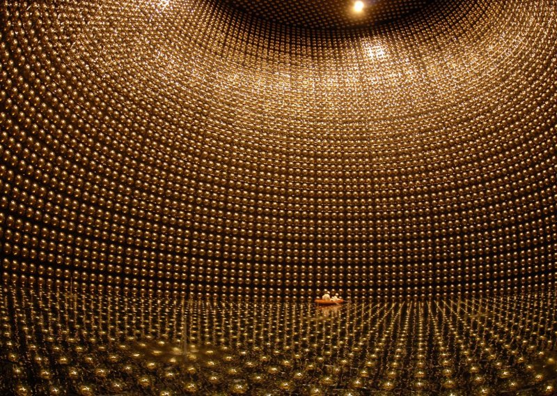 Titranje svjetlosti u divovskom podzemnom spremniku vode u Japanu moglo bi objasniti cijeli svemir