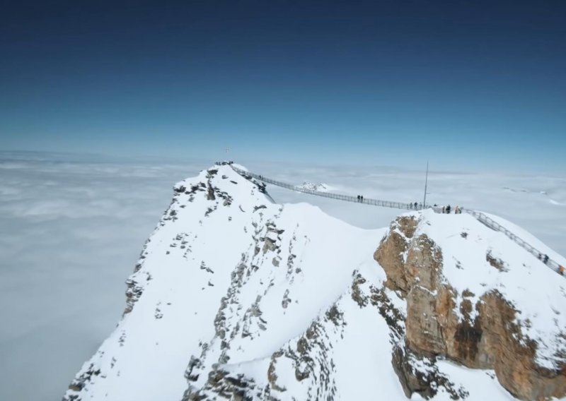 U ovo vrijeme nije pametno ni planinariti, pa se zato divite pogledu s vrha švicarskih Alpa
