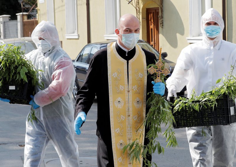 Vučić uveo policijski sat pa kleknuo pred patrijarha, Gruziju čekaju liturgije u kabrioletima, a rumunjski predsjednik vapi: Nakon Uskrsa imat ćemo pogrebe!