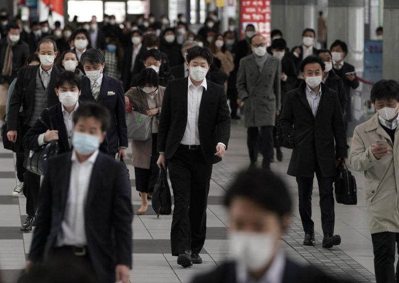 Sva kućanstva u Japanu primit će po dvije maske, kritičari vrište: Premale su!