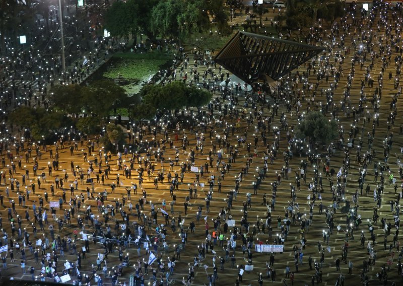 [FOTO] Ovako izgleda prosvjed na kojemu se sudionici pridržavaju razmaka od dva metra i nose maske