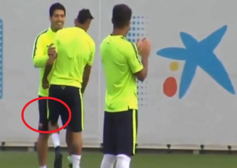 Neymar udario Suareza koljenom u muškost, ovaj mu pljeskao!