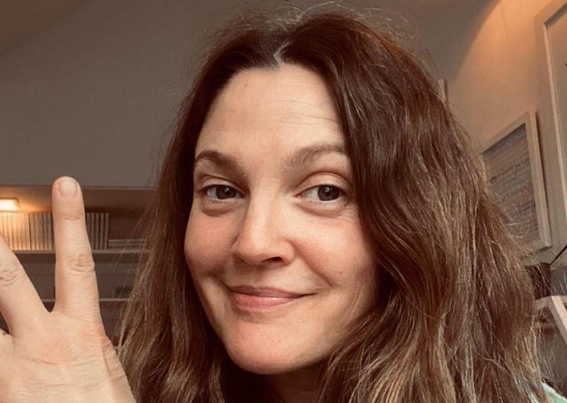 Drew Barrymore posve iskreno o problemu koji muči mnoge žene: 'Svoje sijede sad jedva uspijem prikriti, potrebno mi je gotovo 30 minuta da ih sve zamaskiram'