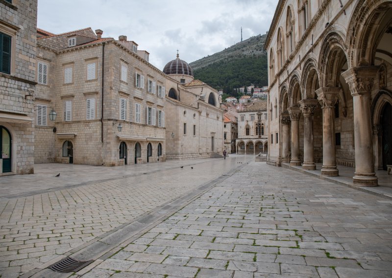 Dubrovčani kose Stradun; umjesto turista niknula trava