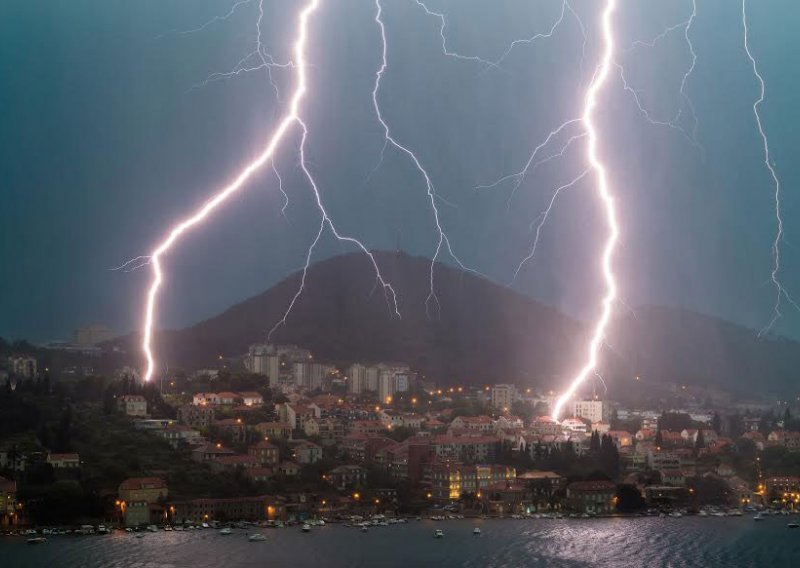 Stižu obilne kiše i grmljavina, ljepše u subotu