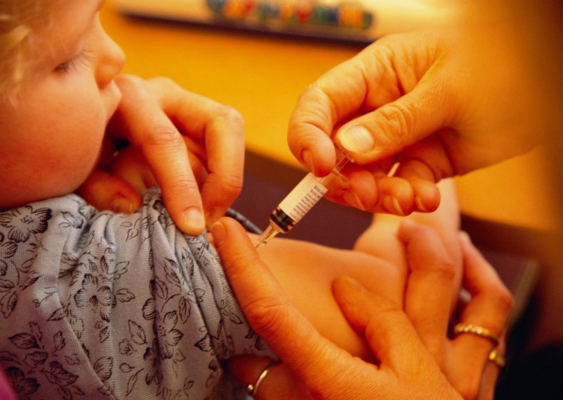 Znanstvenici istražili milijune slučajeva i zaključili: Cjepivo protiv ospica, zaušnjaka i rubeole djeluje i ne uzrokuje autizam