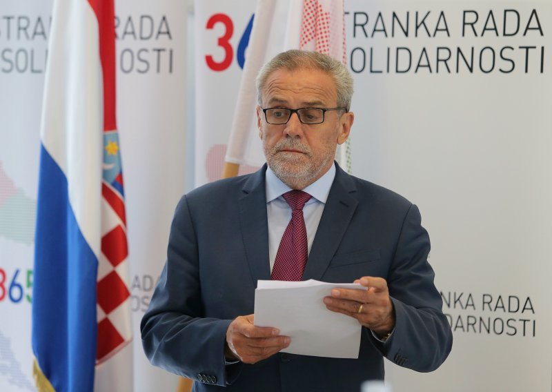 Bandić poručio da je njegova stranka prešla s riječi na djela: Članarine daju u fond solidarnosti, odriču se pola plaće