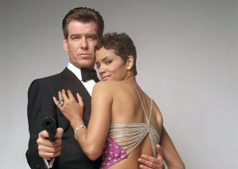 Nakon 18 godina Halle Berry otkrila kako joj je Pierce Brosnan na snimanju spasio život