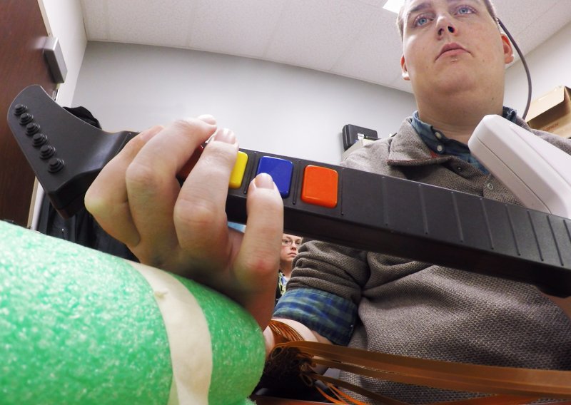 Nova tehnologija vraća dodir paraliziranom čovjeku: Rukom diže čašu, provlači kreditnu karticu i svira Guitar Hero