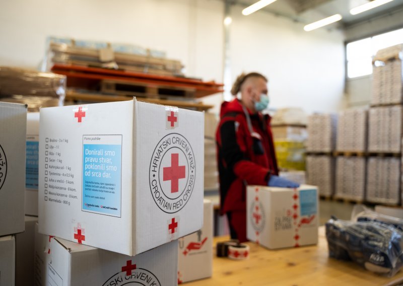 Zagrebačka banka donirala 1,38 milijuna kuna Crvenom križu za pakete hrane