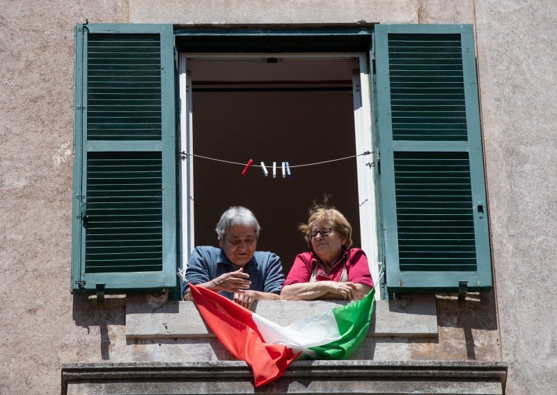Dan uoči ublažavanje karantene u Italiji znatno pao dnevni broj umrlih od covida-19