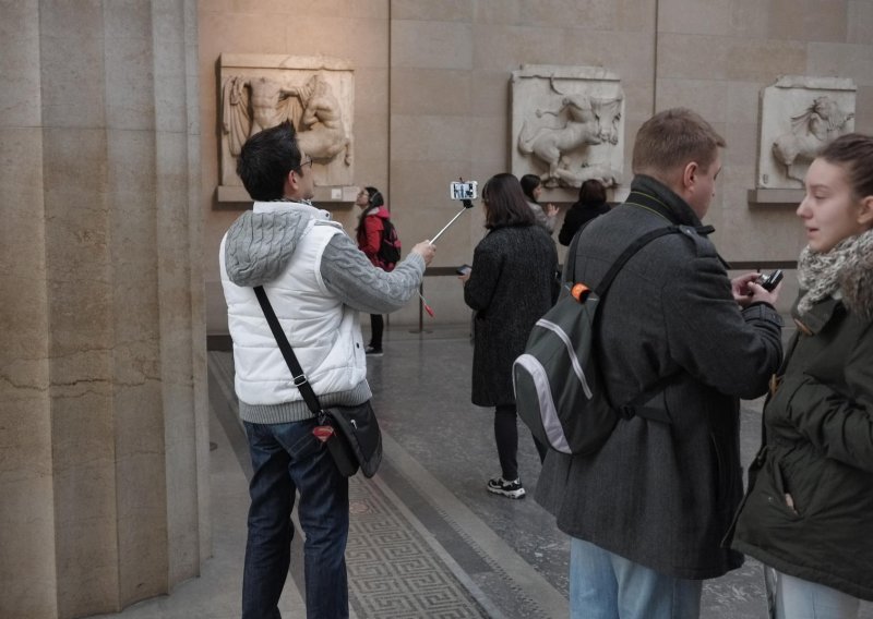 Poznati muzeji zabranili štapove za selfieje