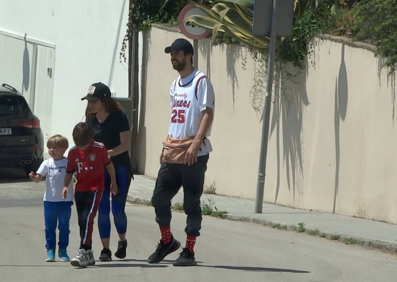 Nakon dugo vremena u javnosti: Shakira sa suprugom Gerardom Piqueom i sinovima u šetnji