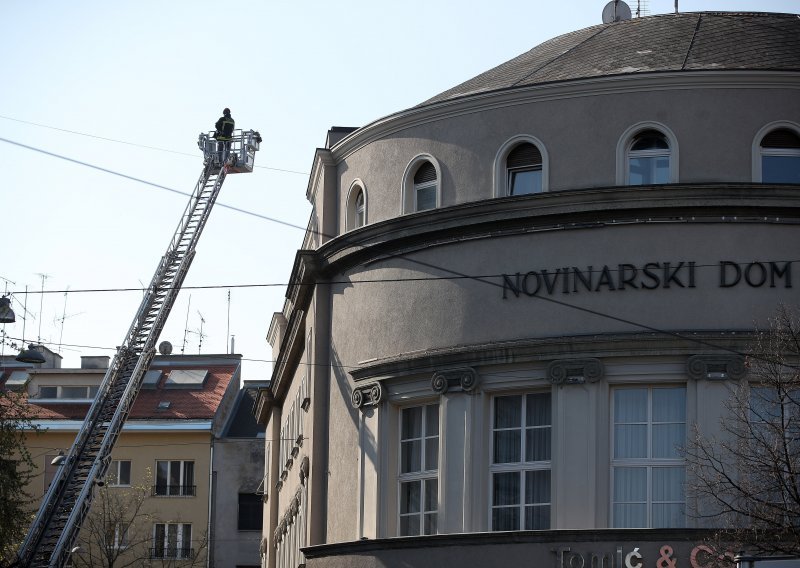 Uklonjeni oštećeni dimnjaci sa zgrade zagrebačkoga Novinarskog doma