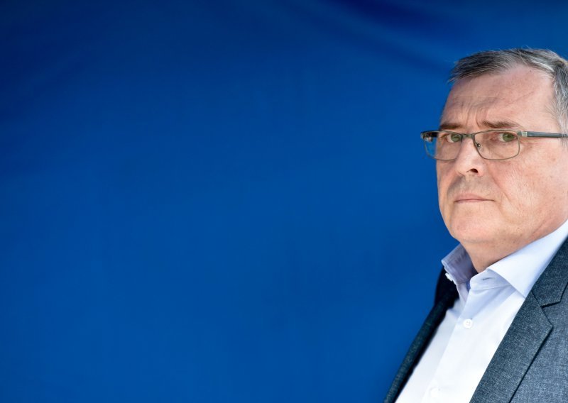 Capak otkrio da je bacao mobitel na sastancima Stožera, pojasnio i kako će izgledati kupovina u šoping centrima