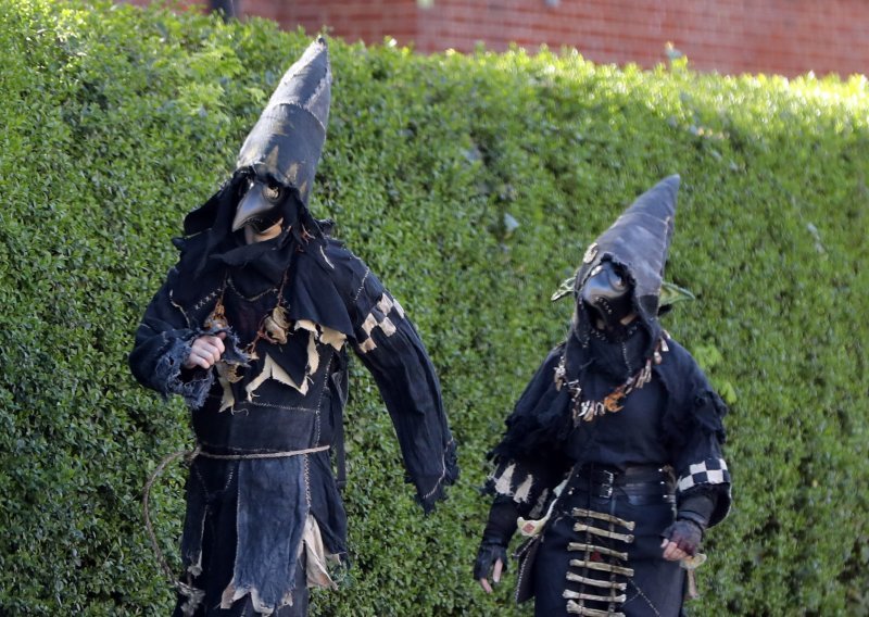Policija traga za osobom koja plaši stanovnike kostimirana u liječnika iz 17. stoljeća koji liječi kugu