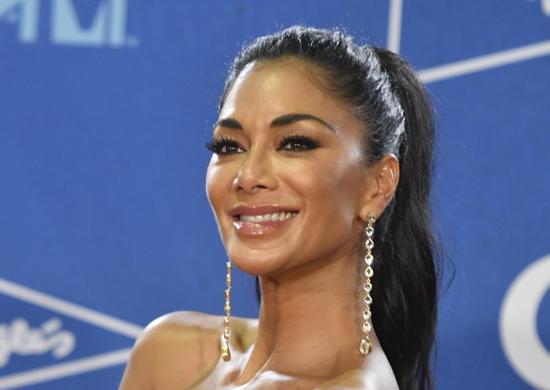 Čišćenje sa stilom: Nicole Scherzinger u šljokicama i visokim potpeticama